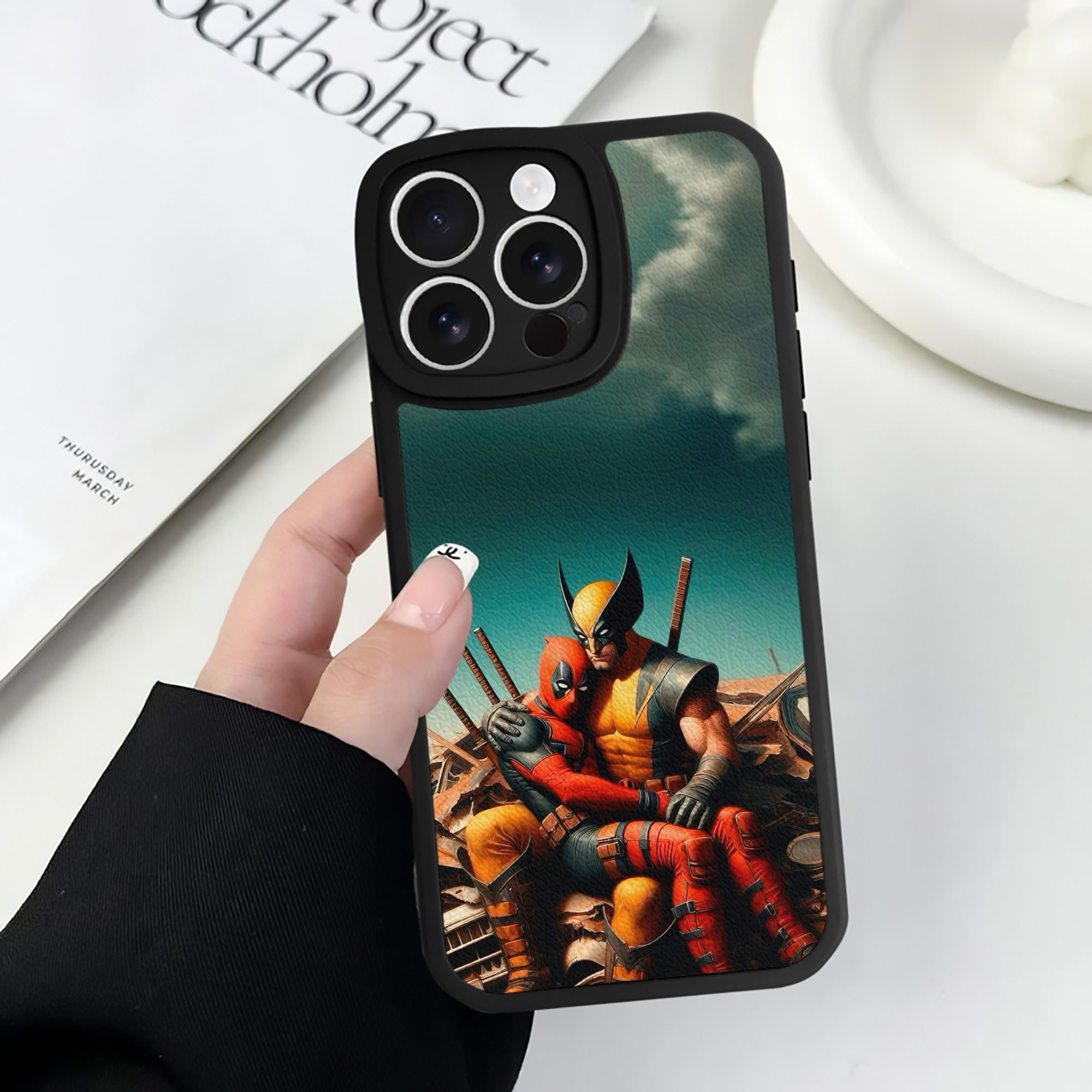 （画像用） Deadpool デッドプール 【iPhone 16シリーズ対応】シリコンスマホケース（レザー調） 材質：シリコン
